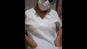 Pinay nurse binigyan ng blowjob ang kliyenteng nagpapatanggal ng bulbol