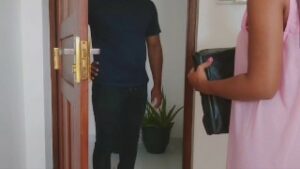 UberEats Delivery Guy Came While a Slut Girl Watching Porn – රු 2000ට බඩු ගෙනාපු මිනිහා එක්ක හිකුව