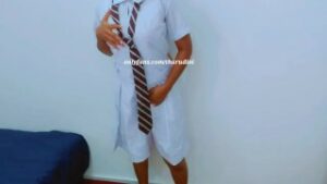 ඉස්කෝලේ පොඩි කෙල්ල මෝල් වෙලා කරපුවා – Sri lankan after school girl take off school clothes