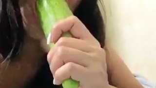 Pipino pinasok sa puke. FULL VID.   Horny Pinay fucking a cucumber!
